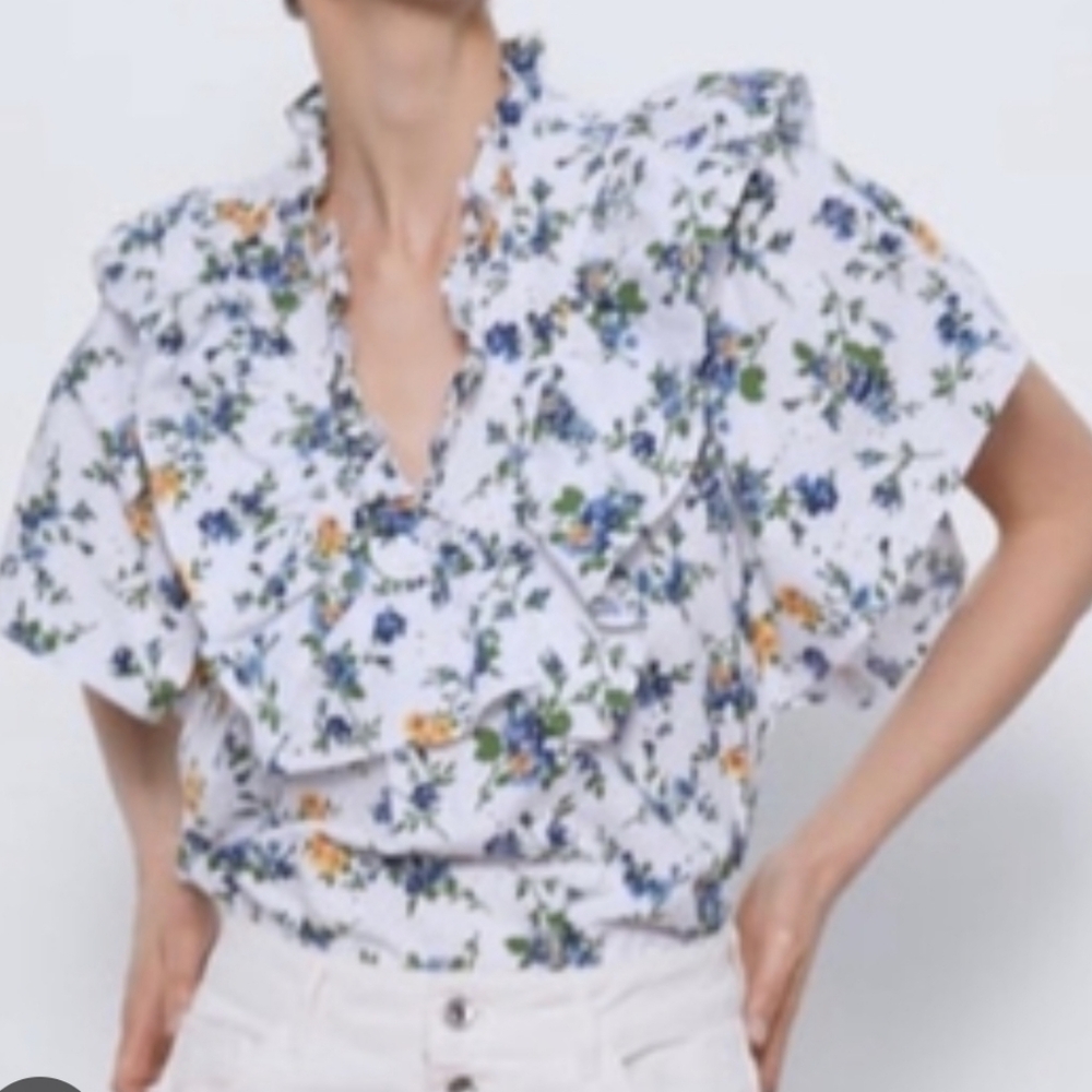 Zara white ruffle yelet short sleeve blouse with a floral print